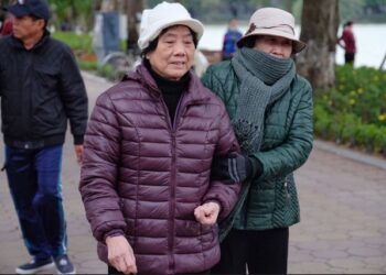 Nguy hiểm của thời tiết lạnh với người cao tuổi và cách xử trí