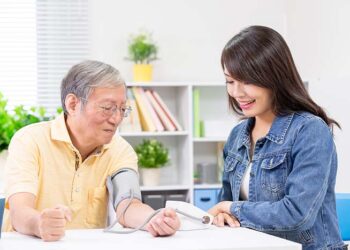 Cách hạ huyết áp cho người lớn tuổi