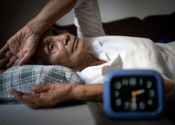 Chứng mất ngủ ở người già xảy ra ở độ tuổi nào?