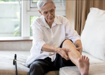 Hỗ trợ đau nhức xương khớp ở người già với Máy điện trường cao áp