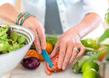 4 thói quen ăn uống đơn giản giúp người cao tuổi kiểm soát ‘mỡ máu xấu’, bảo vệ tim mạch hiệu quả