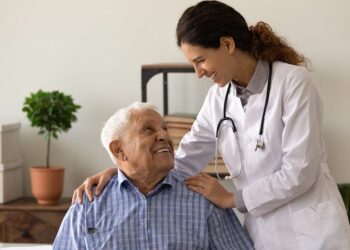 Khám sức khỏe người cao tuổi gồm những gì?