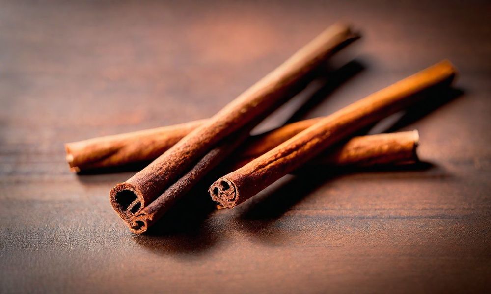 Mật ong và quế cũng là một bài thuốc dân gian trị đau nhức xương khớp rất hiệu quả và không nên bỏ qua. 