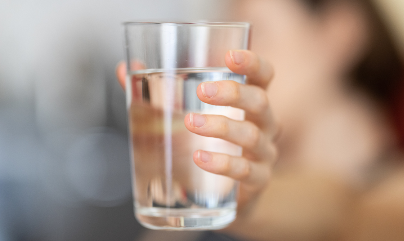Uống đủ nước có thể giúp giảm nguy cơ đột quỵ và bệnh tim mạch- Ảnh 1.